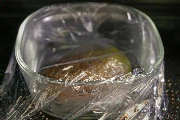 耐熱容器に入れたアボカドにラップをかけたもの