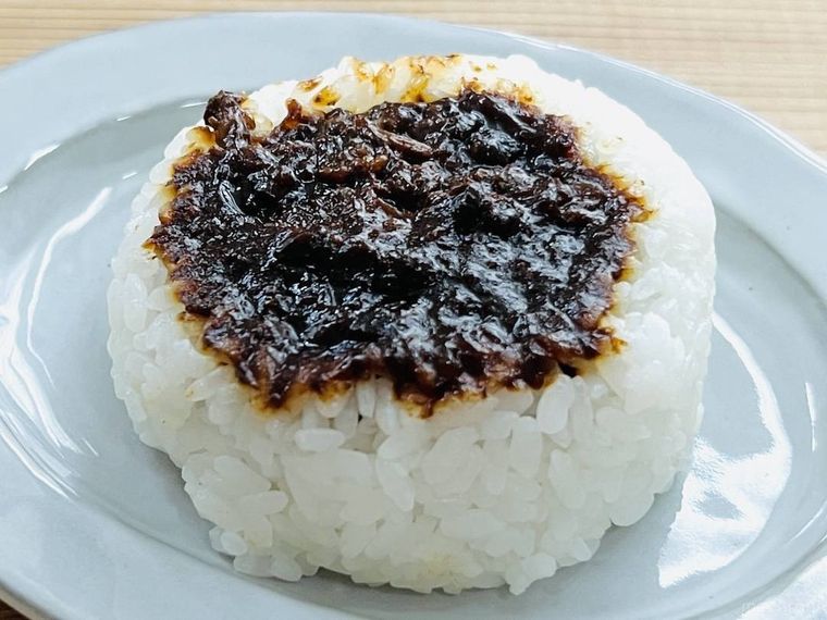 セブンイレブンのディープリッチブラックカレーおむすびを皿に盛り付けた様子