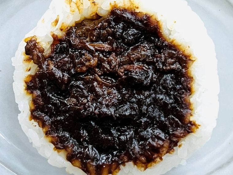 セブンイレブンのディープリッチブラックカレーおむすびを皿に盛り付けた様子