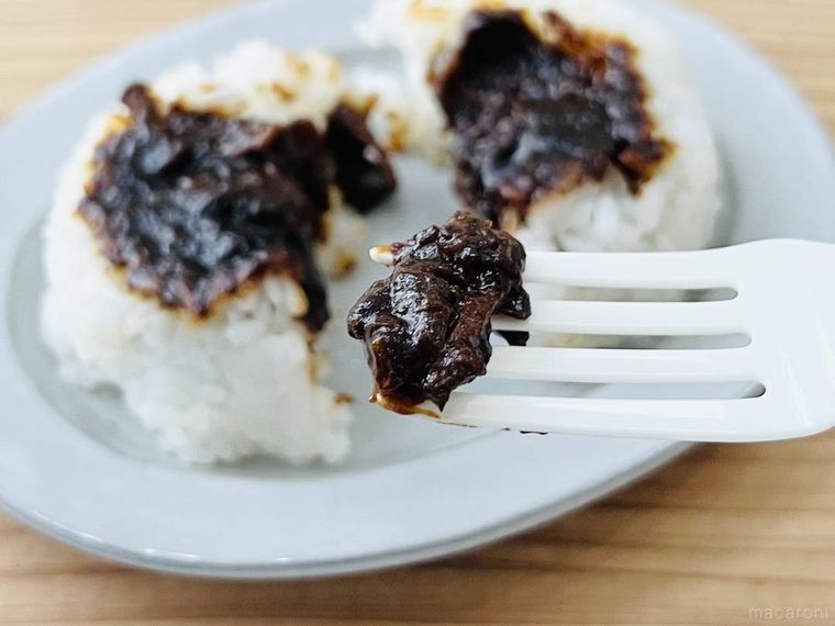 ディープリッチブラックカレーおむすびの牛肉をフォークですくった様子
