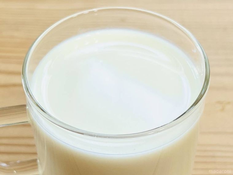 カルビー 次のミルクさつまいもをガラスのコップにそそいだ様子