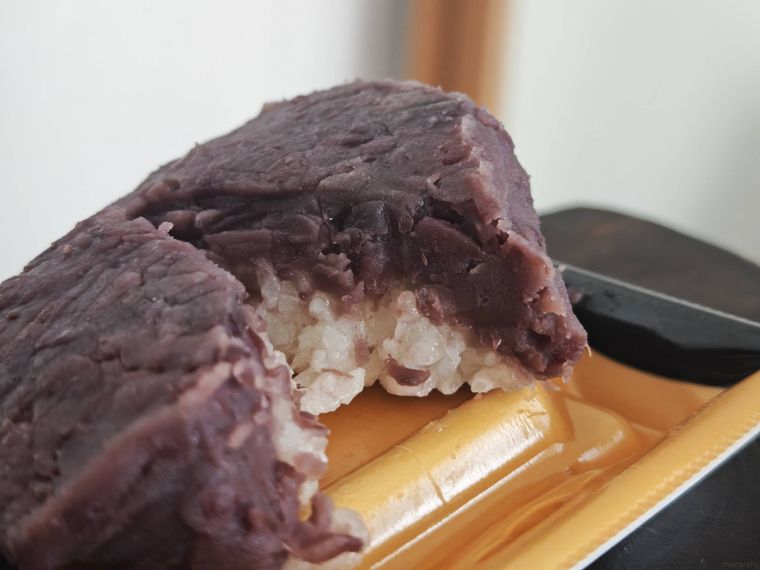 ヤオコーのあずき香る 粒あんおはぎが机の上に置いてある
