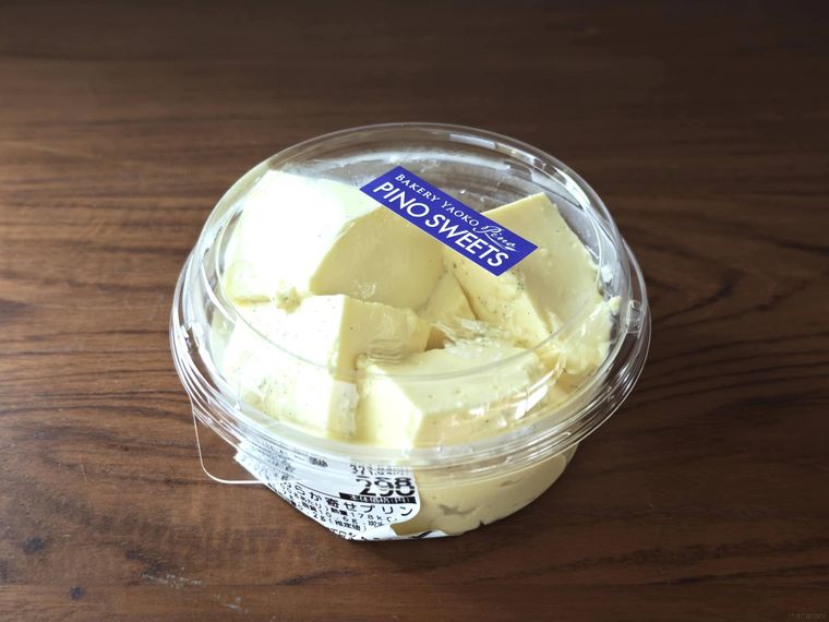ヤオコーのなめらか寄せプリンが机の上に置いてある