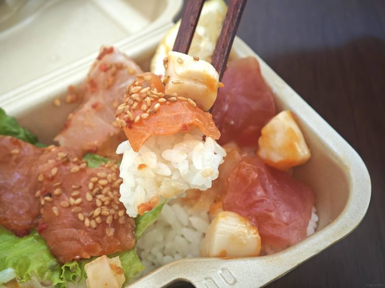 ヤオコーやみつきポキ丼を箸ですくっている様子