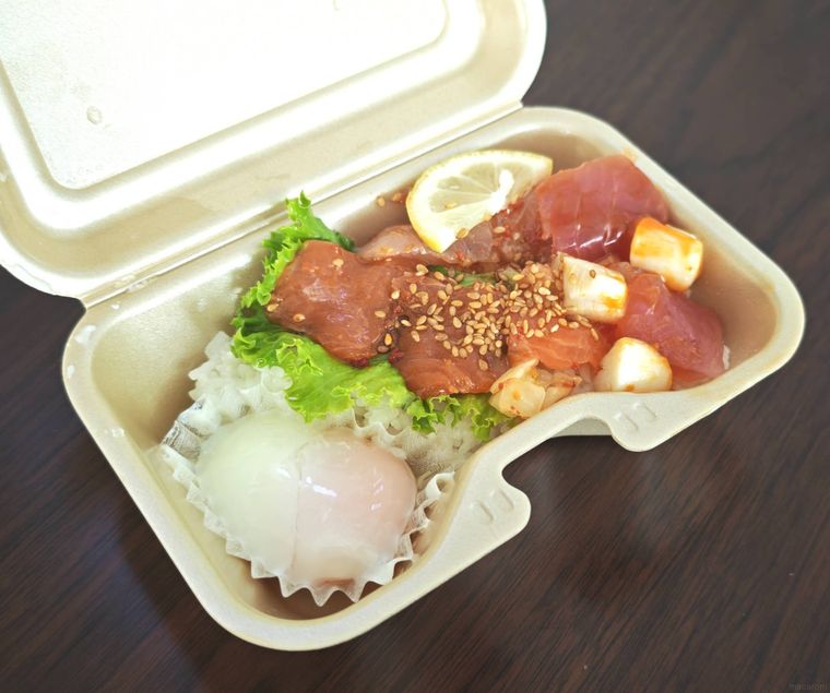 ヤオコーやみつきポキ丼が机の上に置いてある