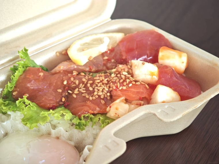 ヤオコーやみつきポキ丼が机の上に置いてある