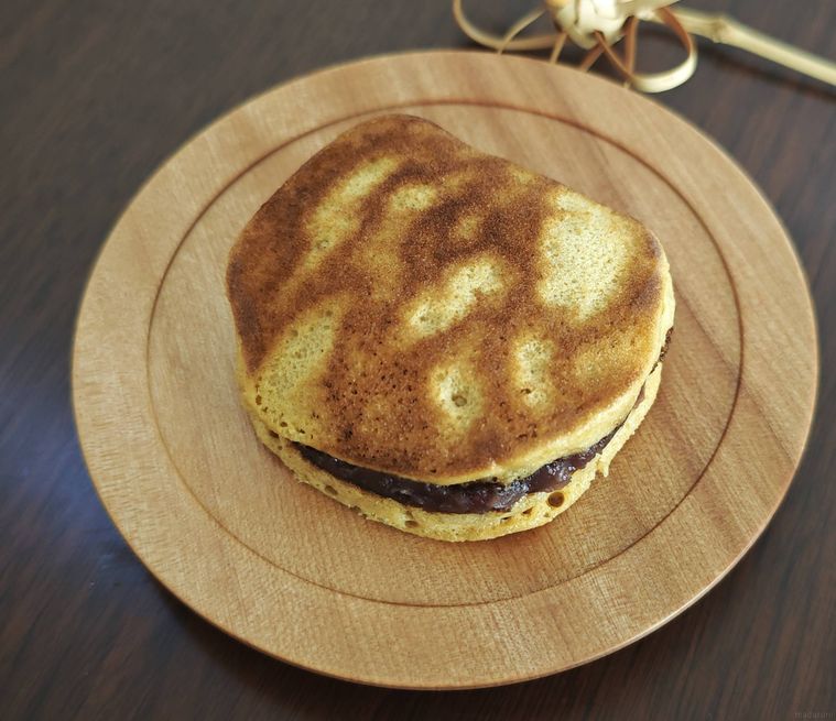 ヤオコーのどら焼きがお皿の上にのっている