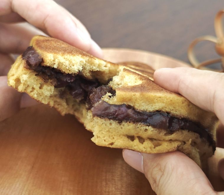 ヤオコーのどら焼きがあんこを割っている様子