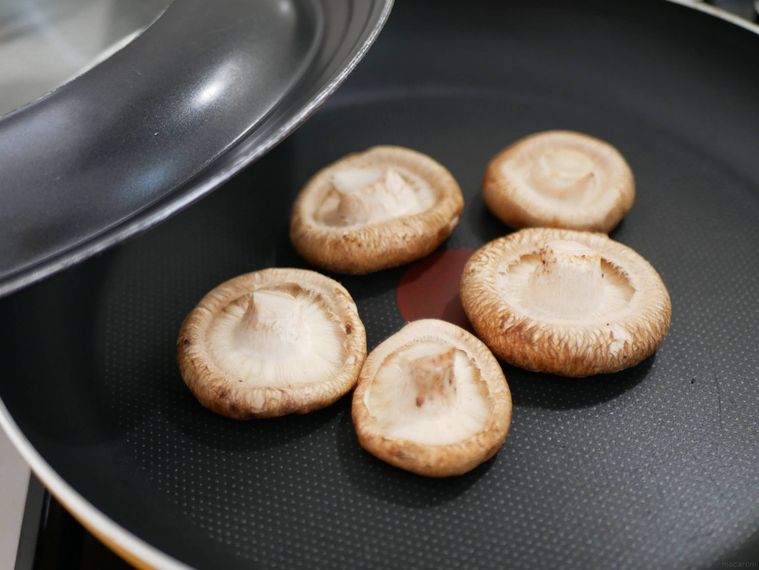 フライパンの上にしいたけの軸・ひだを上にして並べ焼く様子