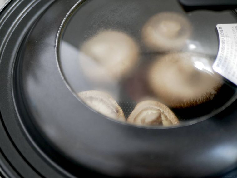 フタをしたフライパンでしいたけを蒸し焼きにする様子
