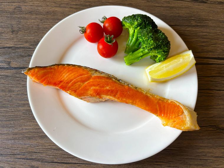 白色の皿に盛られたフライパンで焼いた鮭