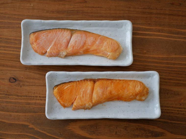 白い皿に盛られた焼き鮭上生焼け、下加熱完了が並んでいる