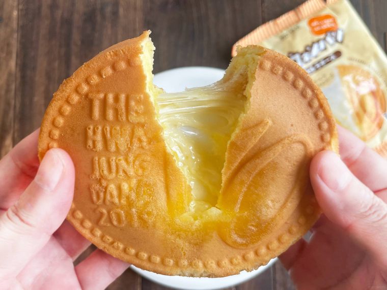 10ウォンパンを手で割る様子