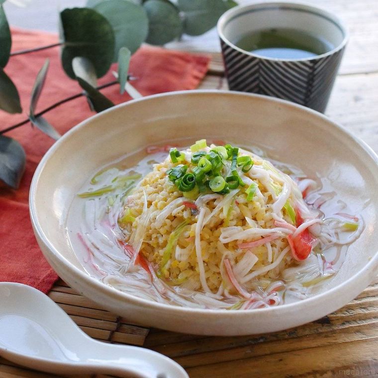 皿に盛られたカニカマあんかけチャーハン
