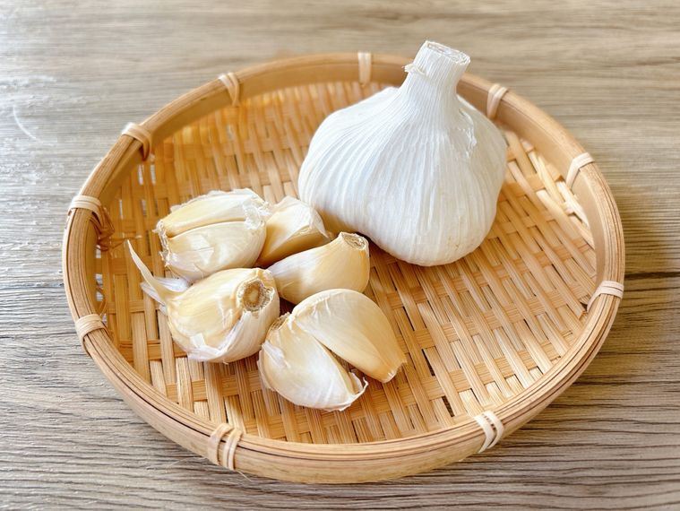 ザルにおかれたにんにく