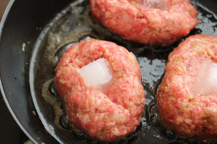 フライパンで氷入りハンバーグを焼いている様子