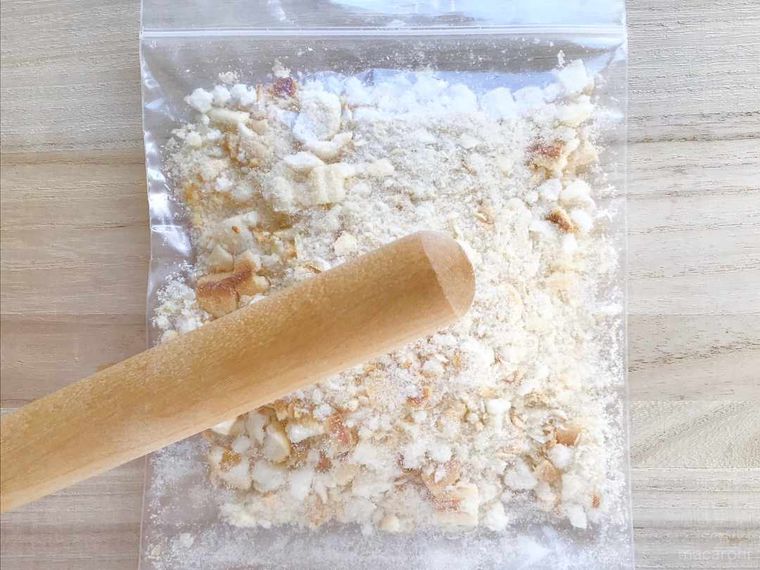 お麩を砕いている様子