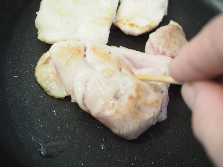 鶏肉に竹串を刺している様子
