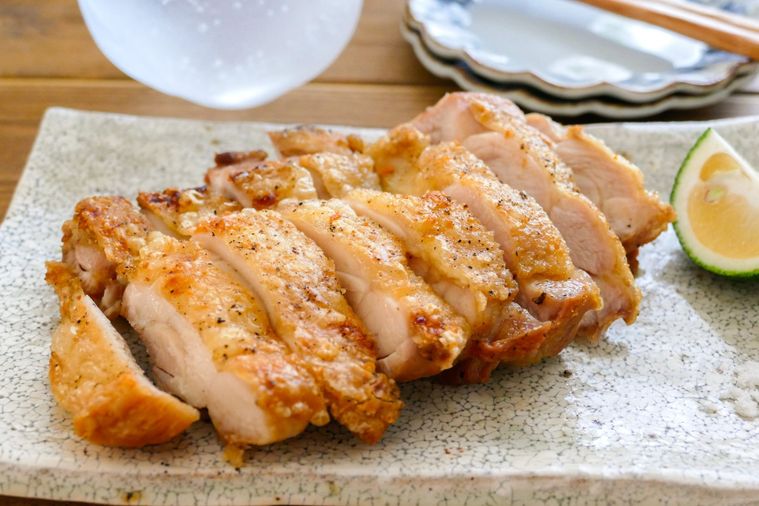 カットされた鶏もも肉の素揚げが盛られている角皿