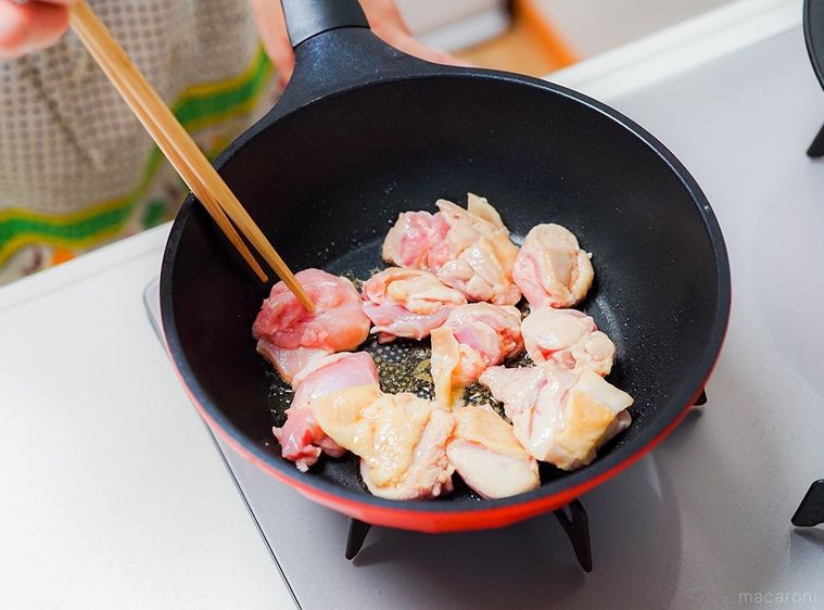 フライパンで鶏肉を焼いている