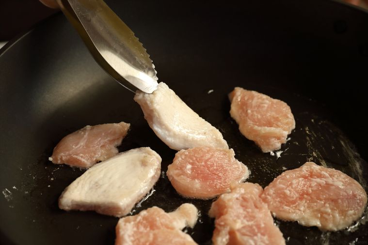フライパンで加熱されている鶏むね肉
