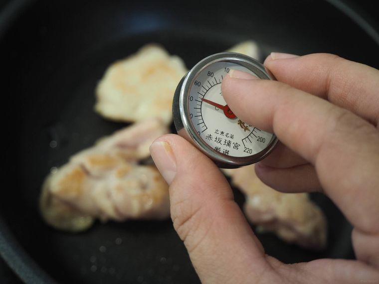 鶏肉に温度計を刺している様子