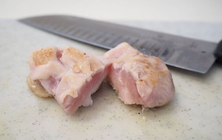 まな板で鶏肉の断面を確認している様子