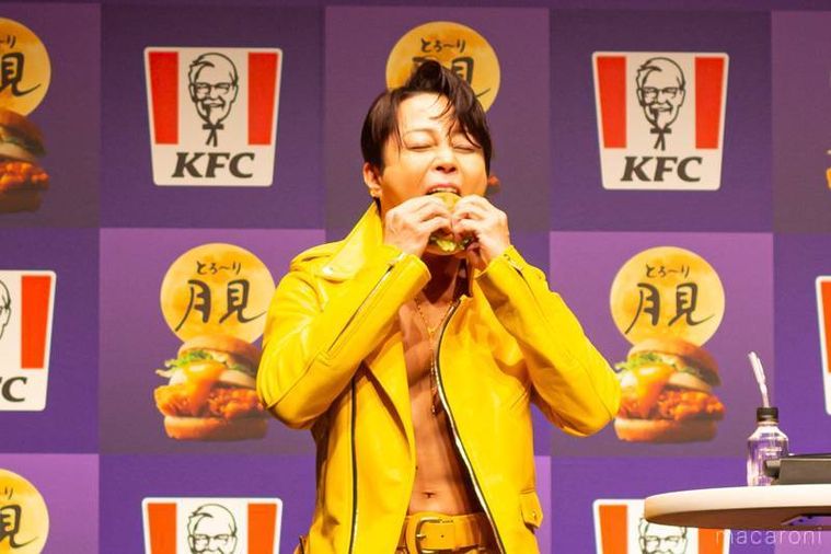 ケンタッキーとろり月見フィレバーガーを食べている西川貴教さん