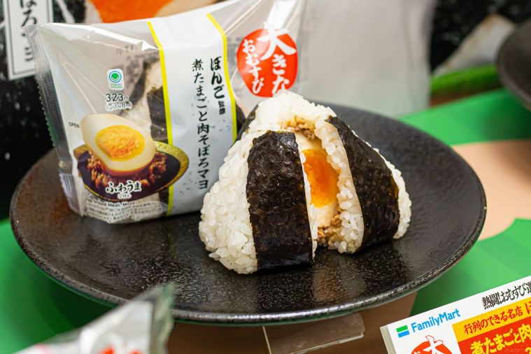 ファミリーマートぼんご監修 大きなおむすび 煮たまごと肉そぼろマヨ