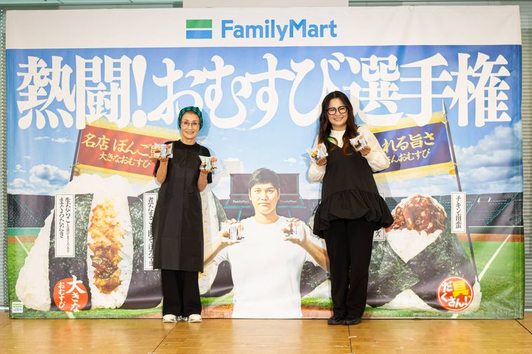 ギャル曽根さんと右近さんが並んだファミリーマート発表会のフォトセッション