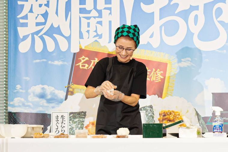 おむすびを握っている右近さん