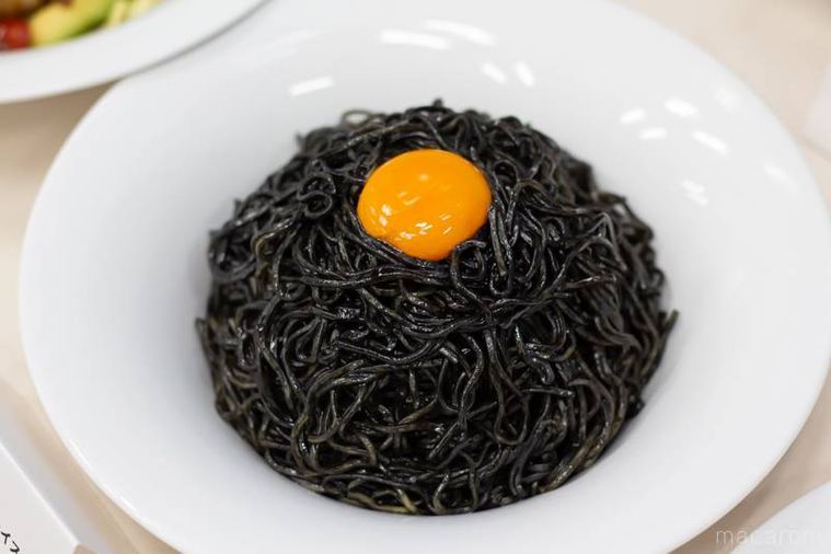デニーズ黒麺ガーリックライスの満月仕立て