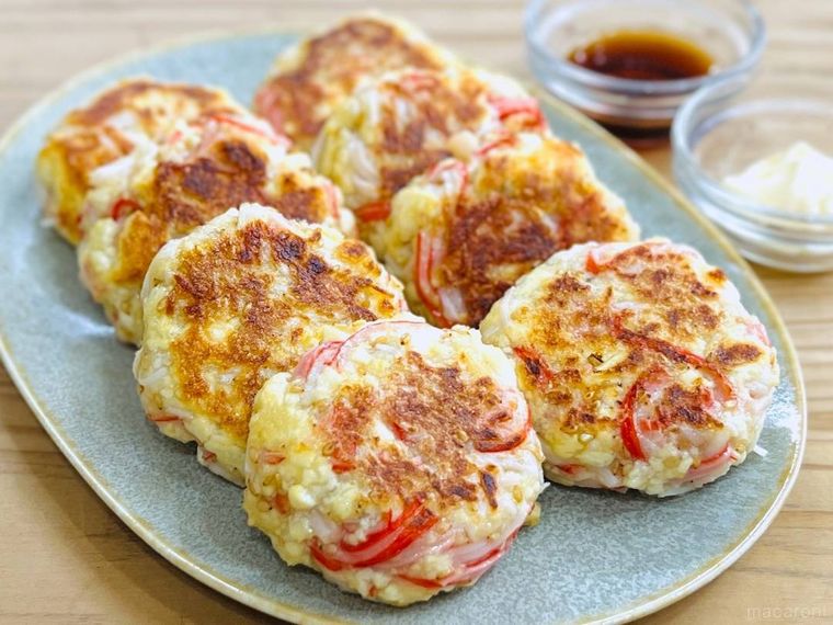 カニカマ豆腐焼きを皿に盛り付けた様子