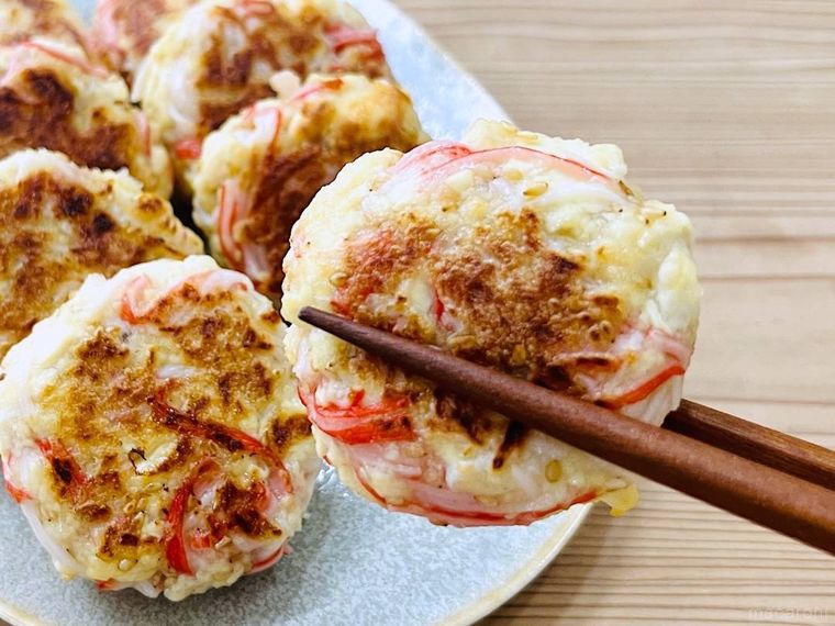 カニカマ豆腐焼きを箸で持ち上げている様子