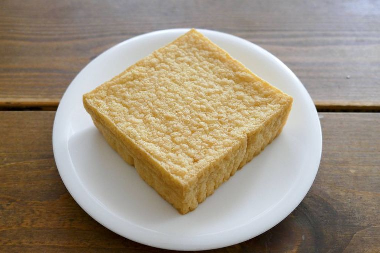 厚揚げがのっている白い皿