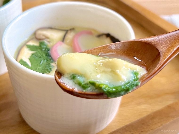 茶碗蒸しをスプーンですくった様子