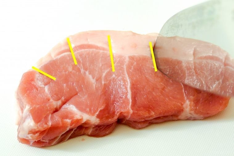 包丁を筋に立てて切り込みを入れる様子
