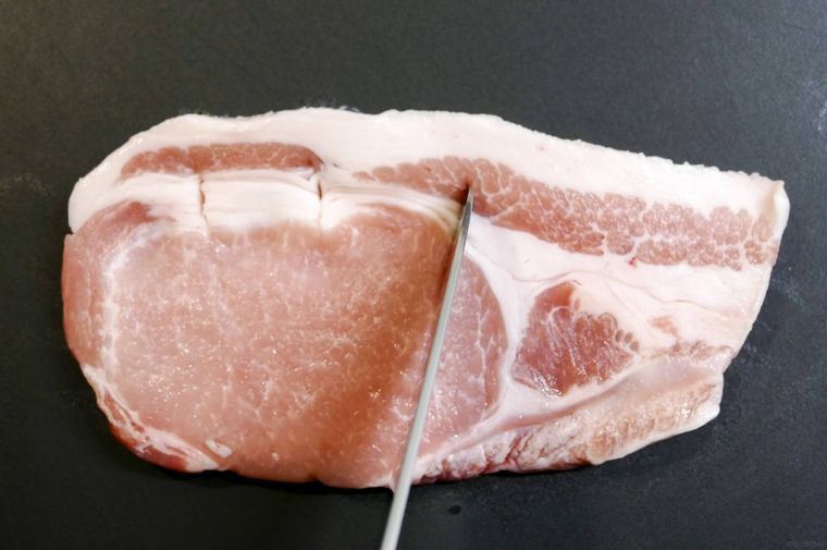 豚肉の筋を切っている様子