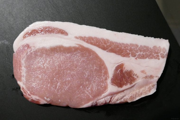 厚切りの豚肉がのっているまな板