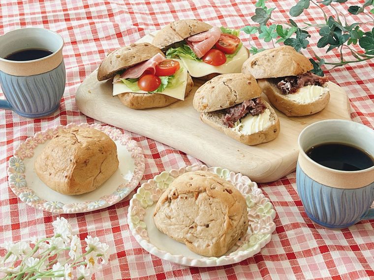 コストコの新作ベーカリー雑穀くるみロールでテーブルコーディネート