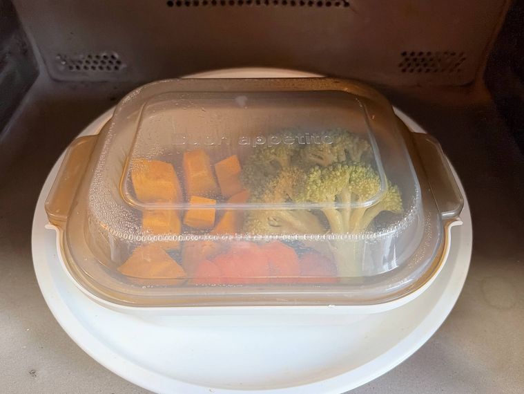 温野菜メーカーを電子レンジにかける様子
