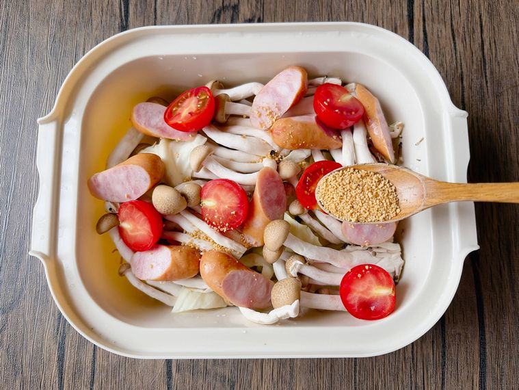 温野菜メーカーに野菜やソーセージを入れたもの
