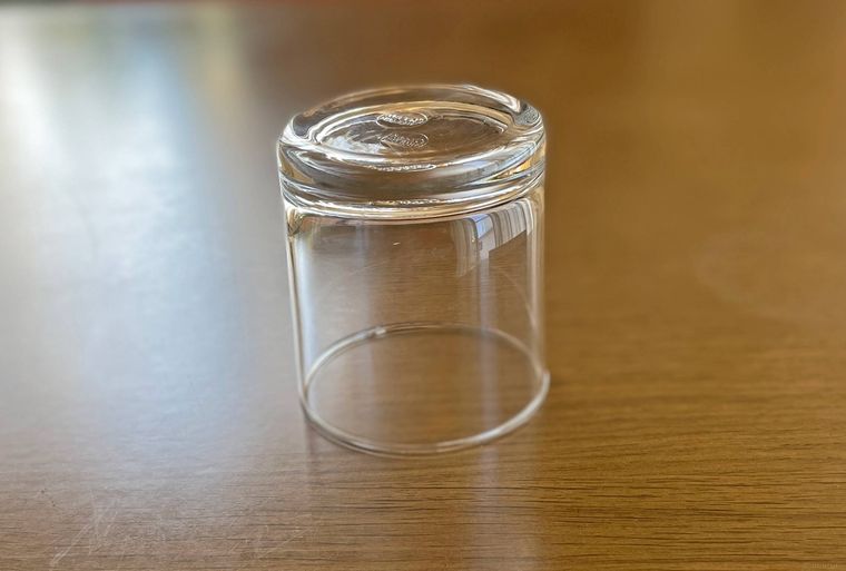 テーブルの上に置かれたコップ