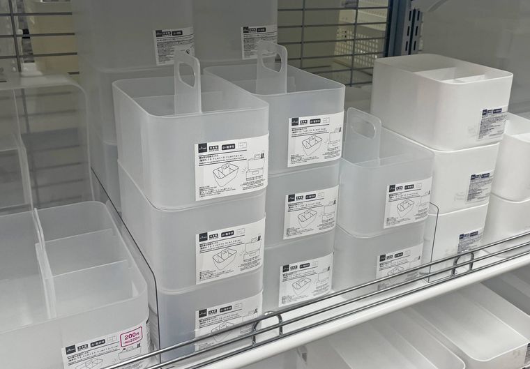 ダイソーのプラスチック製小物入れ