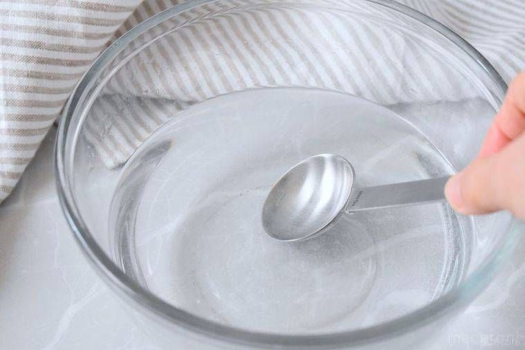 ボウルに塩水を作る様子