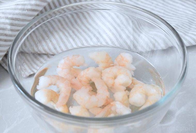 ボウルに入った塩水に冷凍えびを浸す様子
