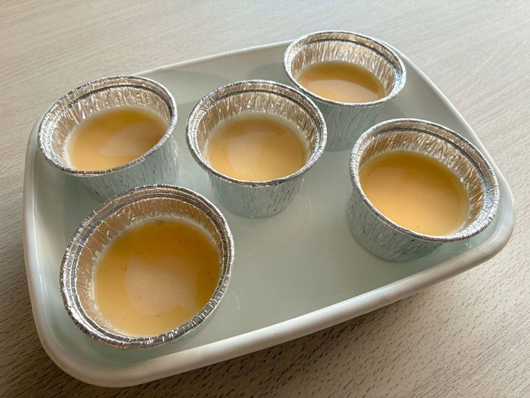 お湯を入れたバットに入ったアルミ製プリンカップ