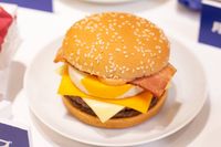 2026年マクドナルドの月見ファミリー全8品を食べ比べ新作や復刻など注目メニューが勢ぞろい