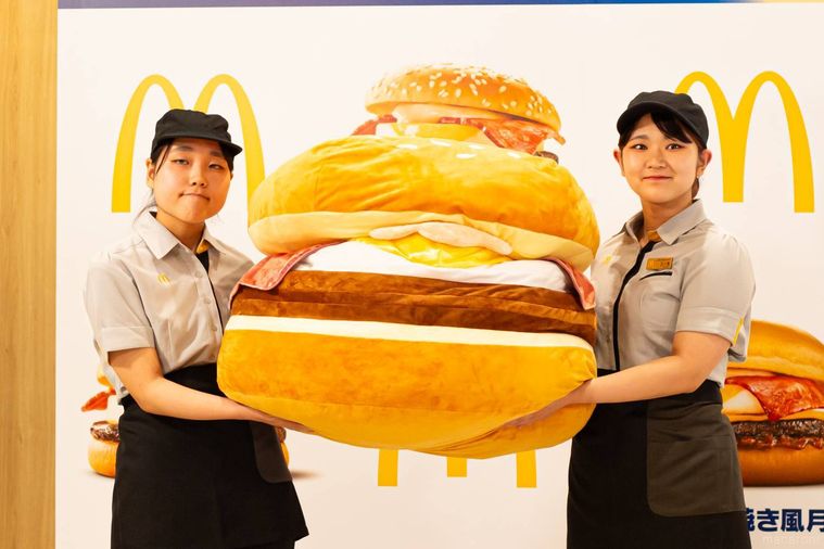 マクドナルド月見バーガー特大クッションを持つ女性クルーのふたり