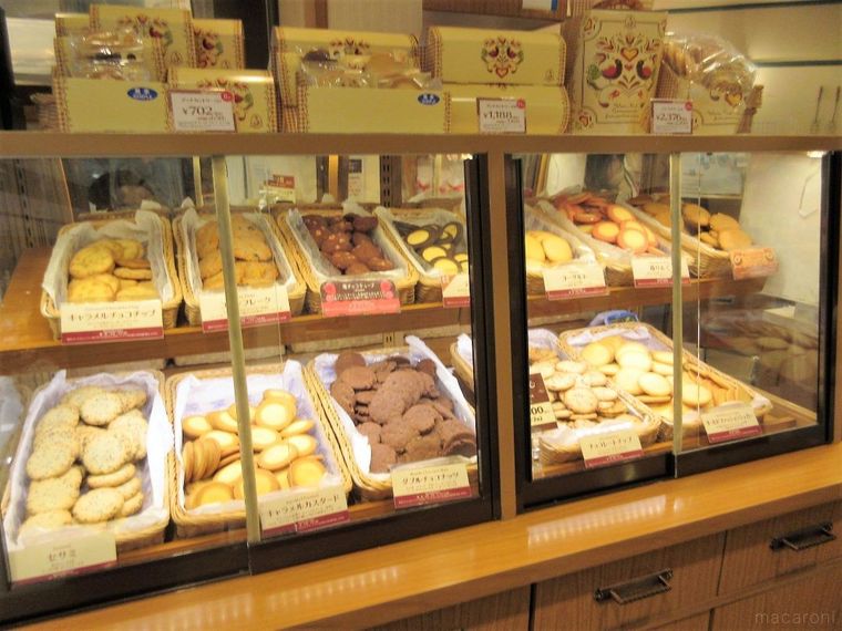 ショーケースの中に並べられた食べ放題のクッキー